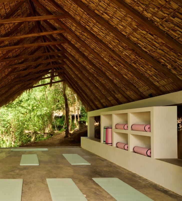 Espacio de yoga al aire libre en Cocolia Hotel 