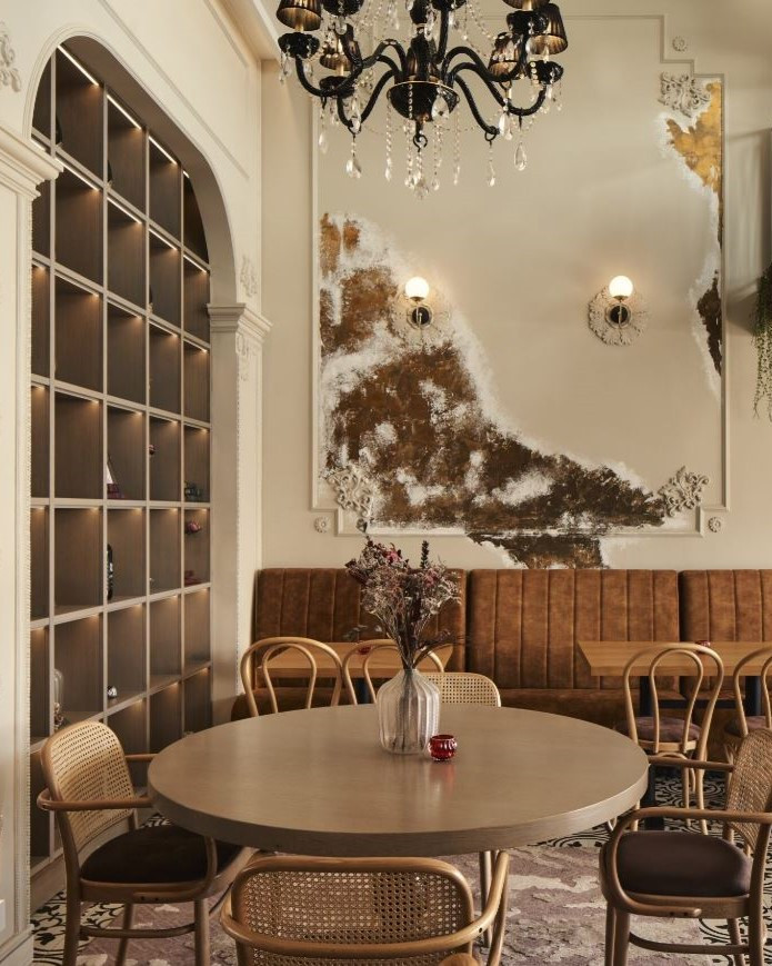 Decoración de Papi Restaurant en el Hotel Boutique Legacy Gastro Suites 