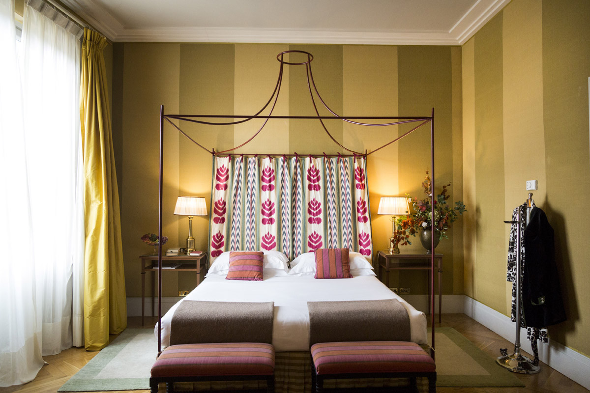 Cama y decoración en una habitación del hotel boutique Antica Torre Tornabuoni en Florencia