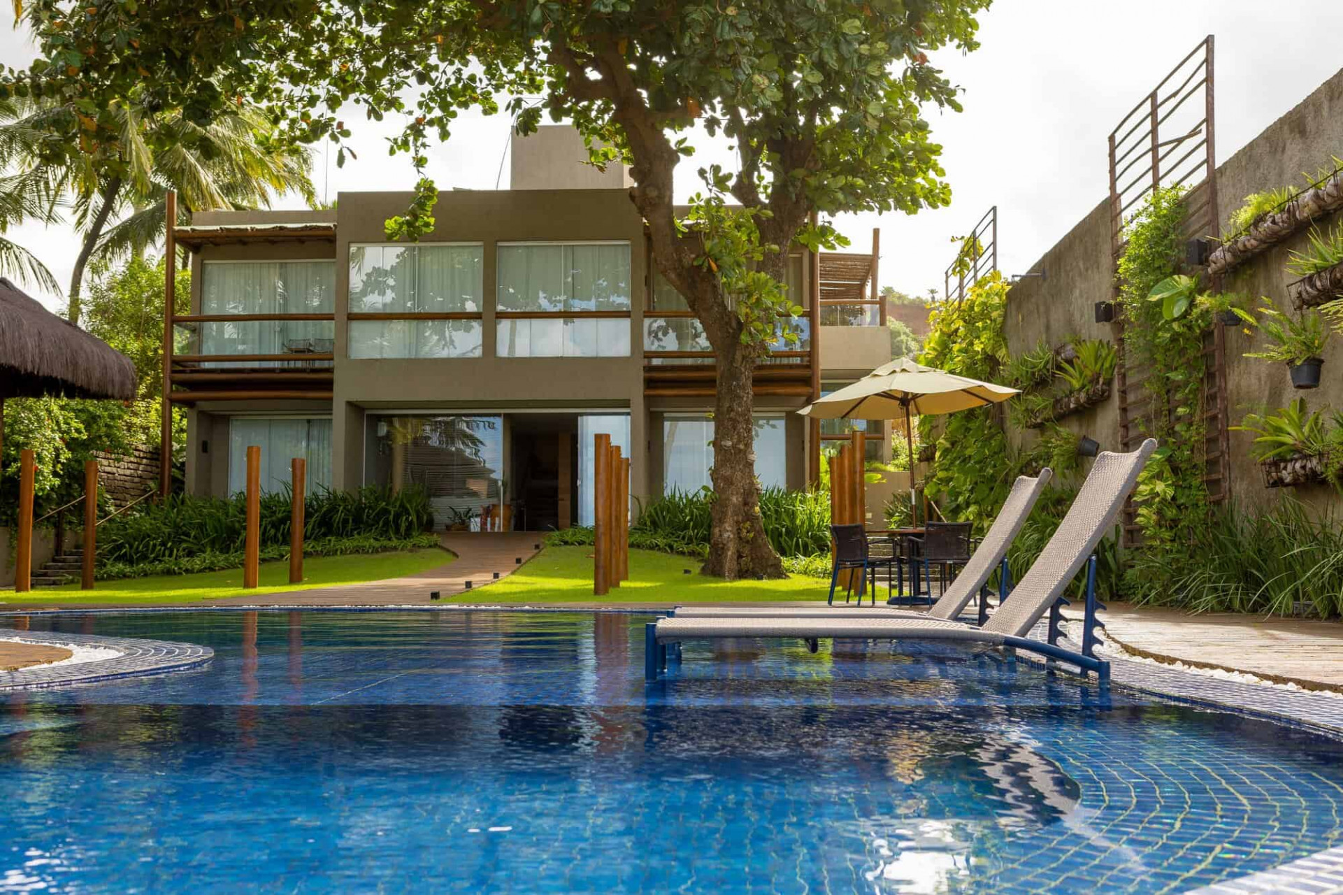Pool and garden of the boutique hotel Flor de Lis 