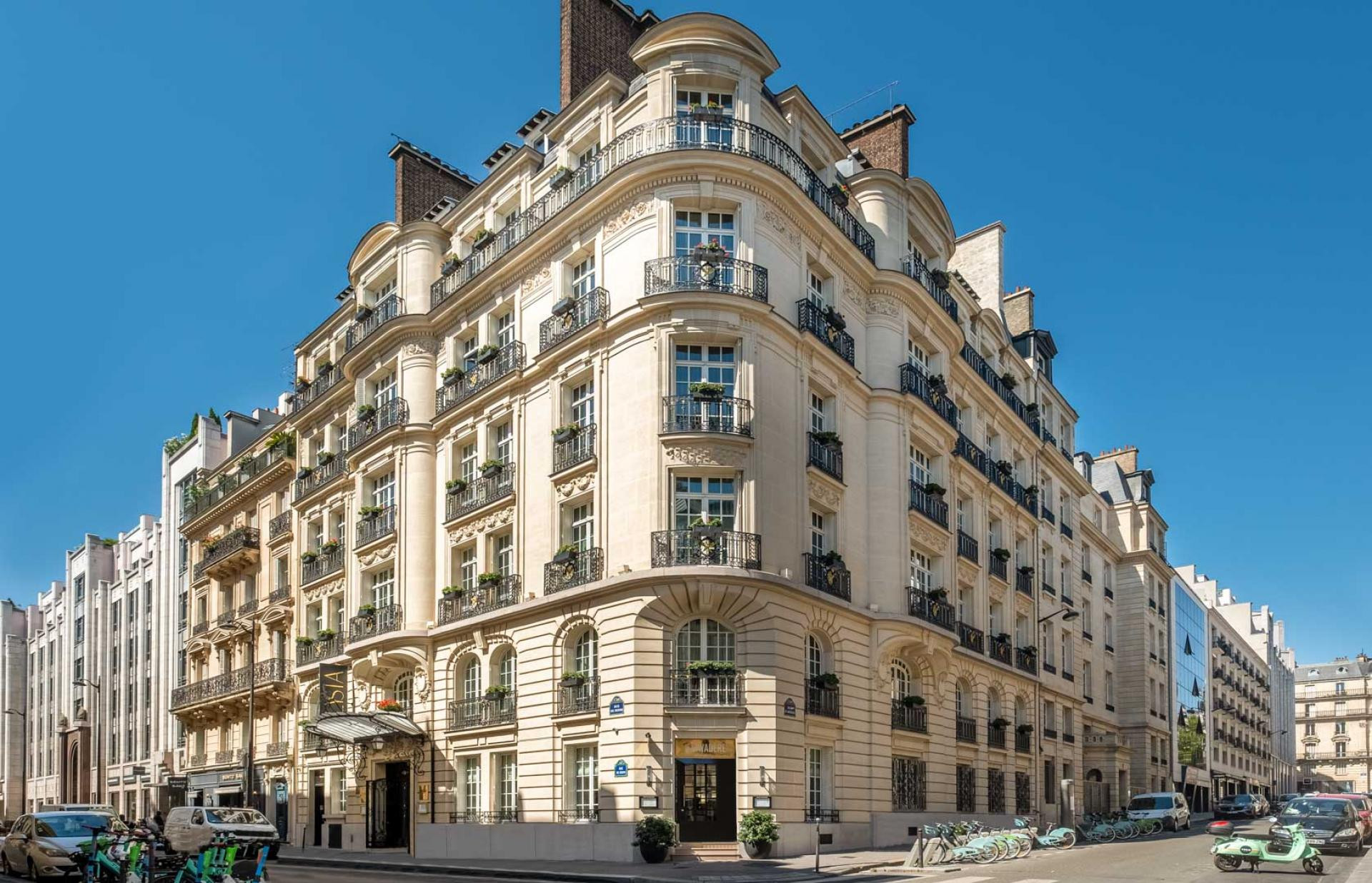 La fachada de Elysia by Inwood Hotels , un hotel de lujo en el centro de París.