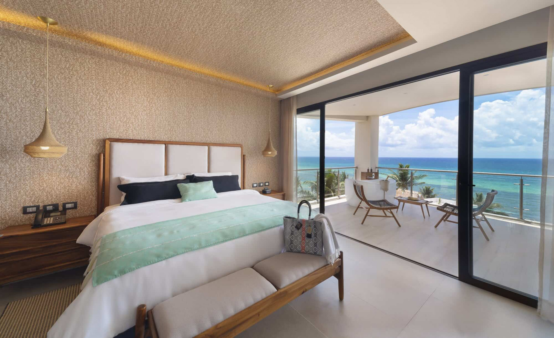 Habitación elegante con balcón y sillas con vistas al mar