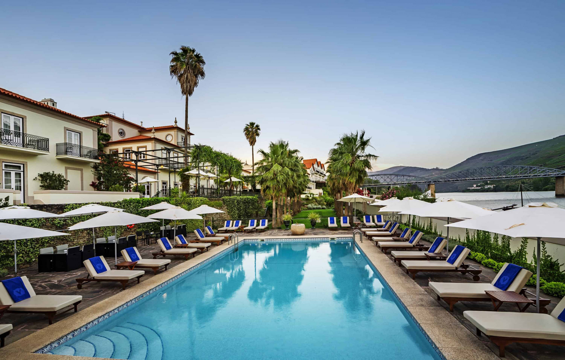 Pool with views of the douro at hotel boutique The Vintage House in the Douro Valley 