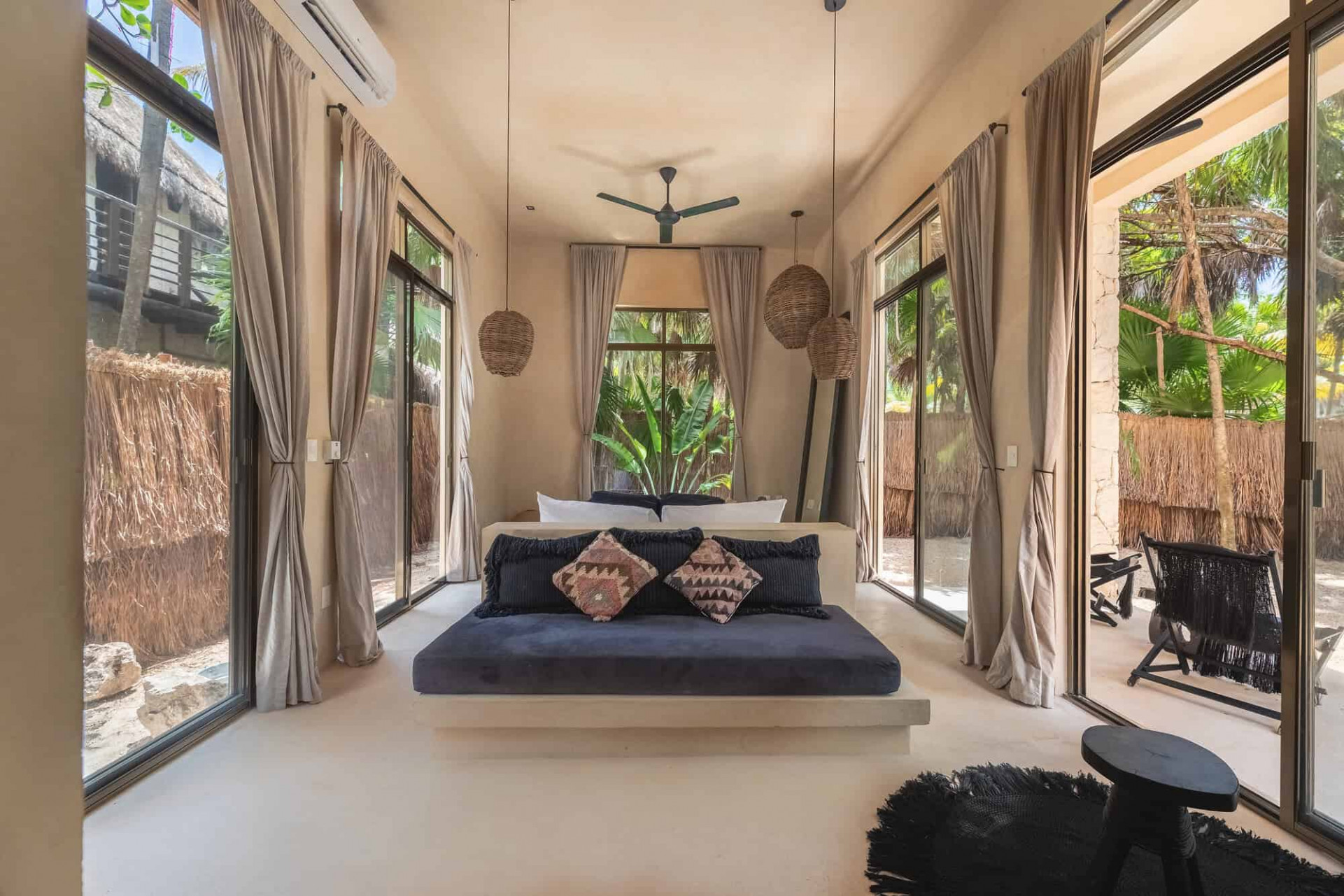 Habitaciones con cristaleras y decoración bohemia en Nest Tulum