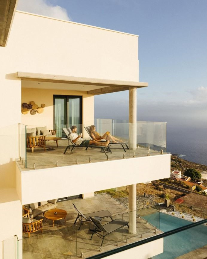 Balcón en Anamcara Suites con vistas al paisaje volcánico y el mar Atlántico 