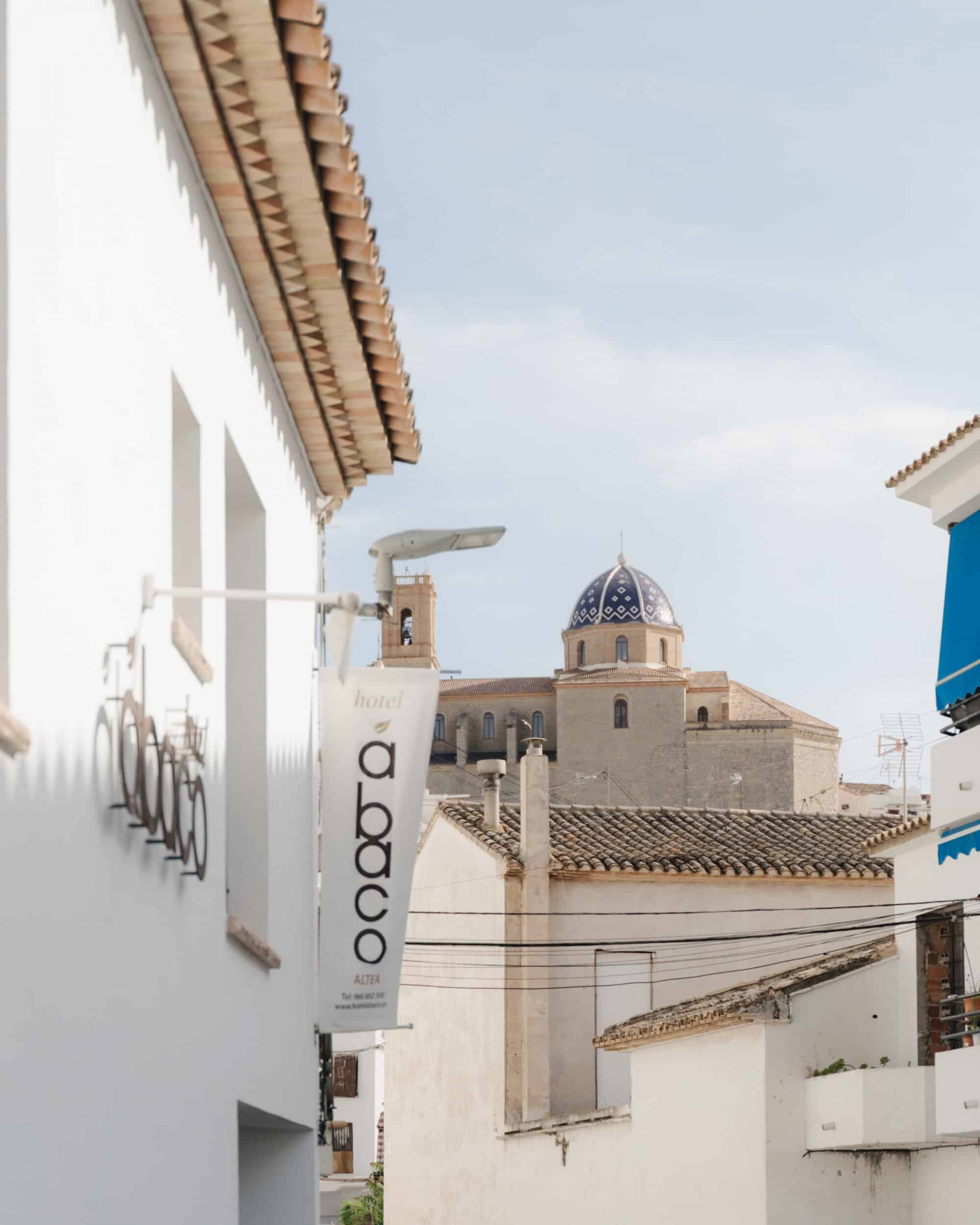 Fachada blanca del hotel Ábaco Altea en Altea 