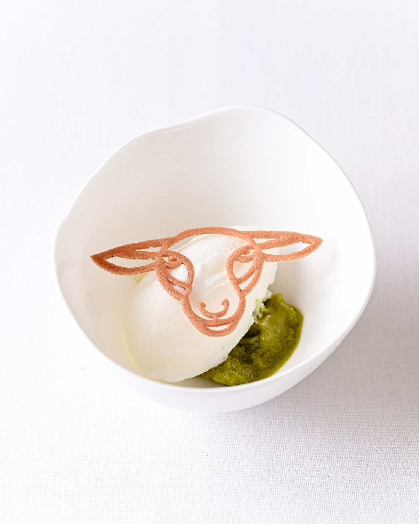 Plato gastronómico con la cara de un cordero del Restaurante Boškinac, con una estrella Michelin