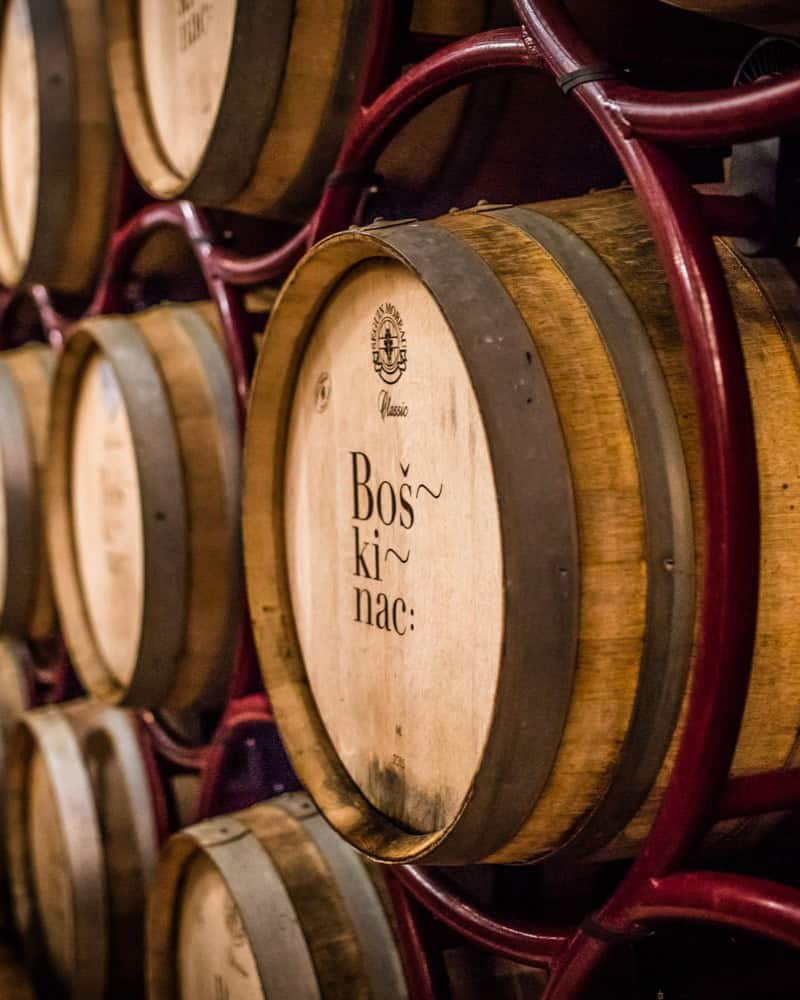 Barriles de vino con el logo del Boutique Hotel Boškinac en su propia bodega.  