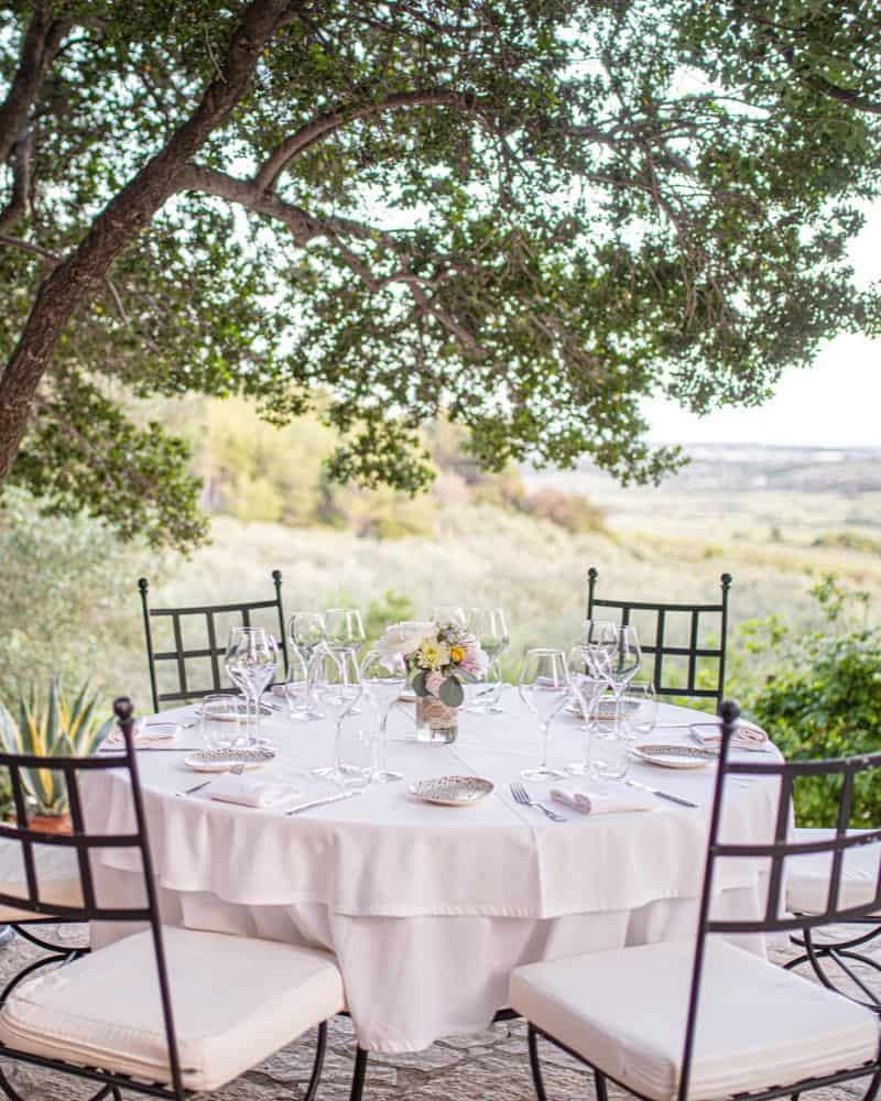 Mesa elegante redonda de una boda en el Boutique Hotel Boškinac