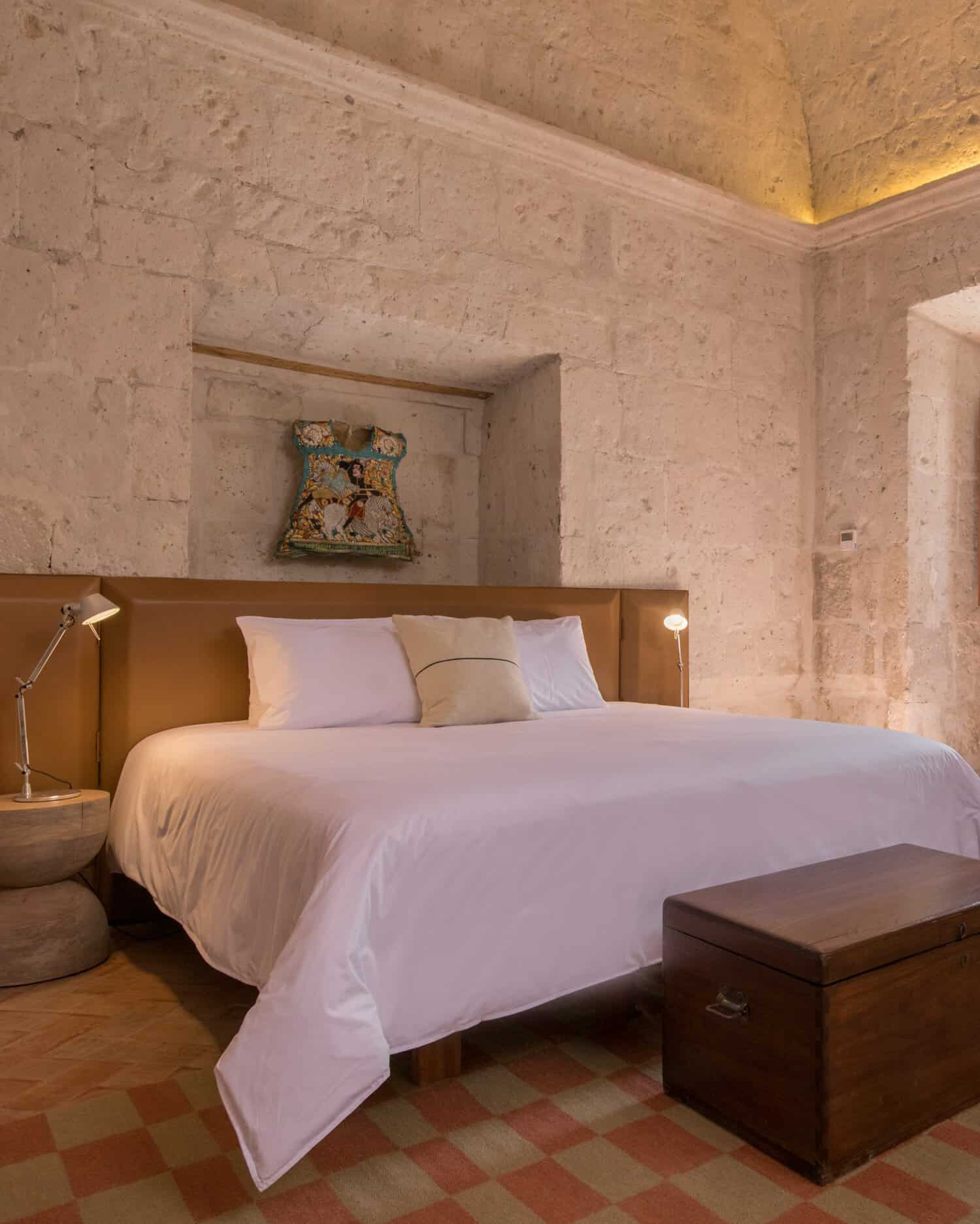 Habitación elegante con decoración artesanal 