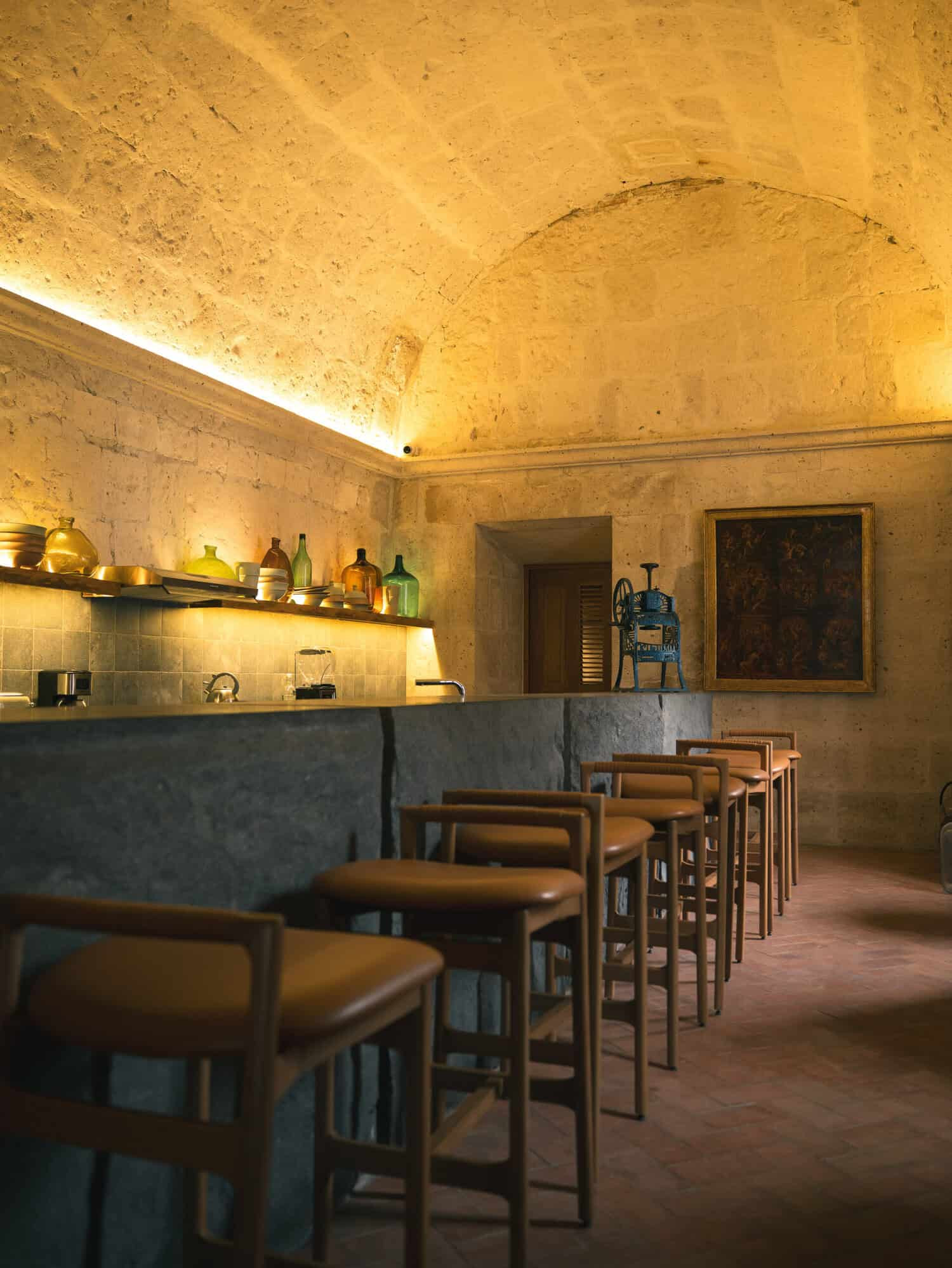 El bar de Palacio Guaqui con un techo abovedado y luz amarilla 