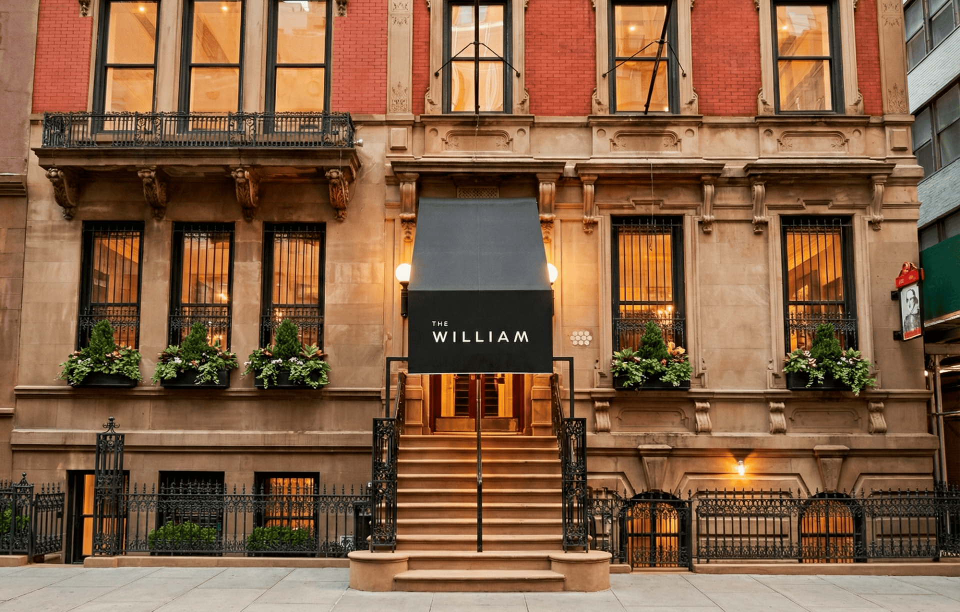 La fachada y entrada de The William Hotel en Nueva York con ladrillo naranja. 