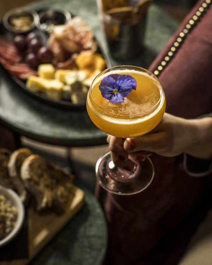 Coctel con una flor de decoración en el bar de The William en Nueva York 
