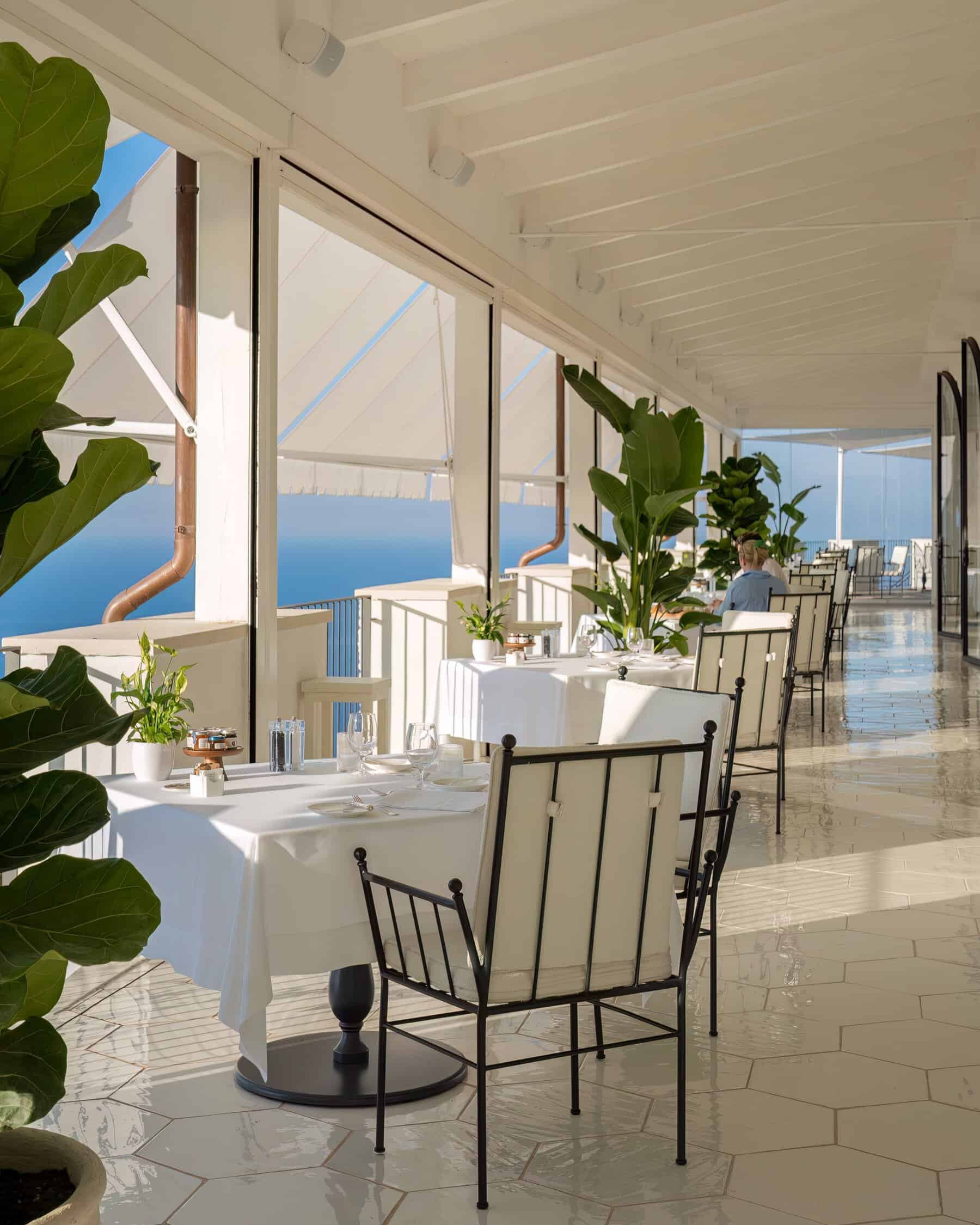 Terraza con vistas al mar en Furore Grand Hotel