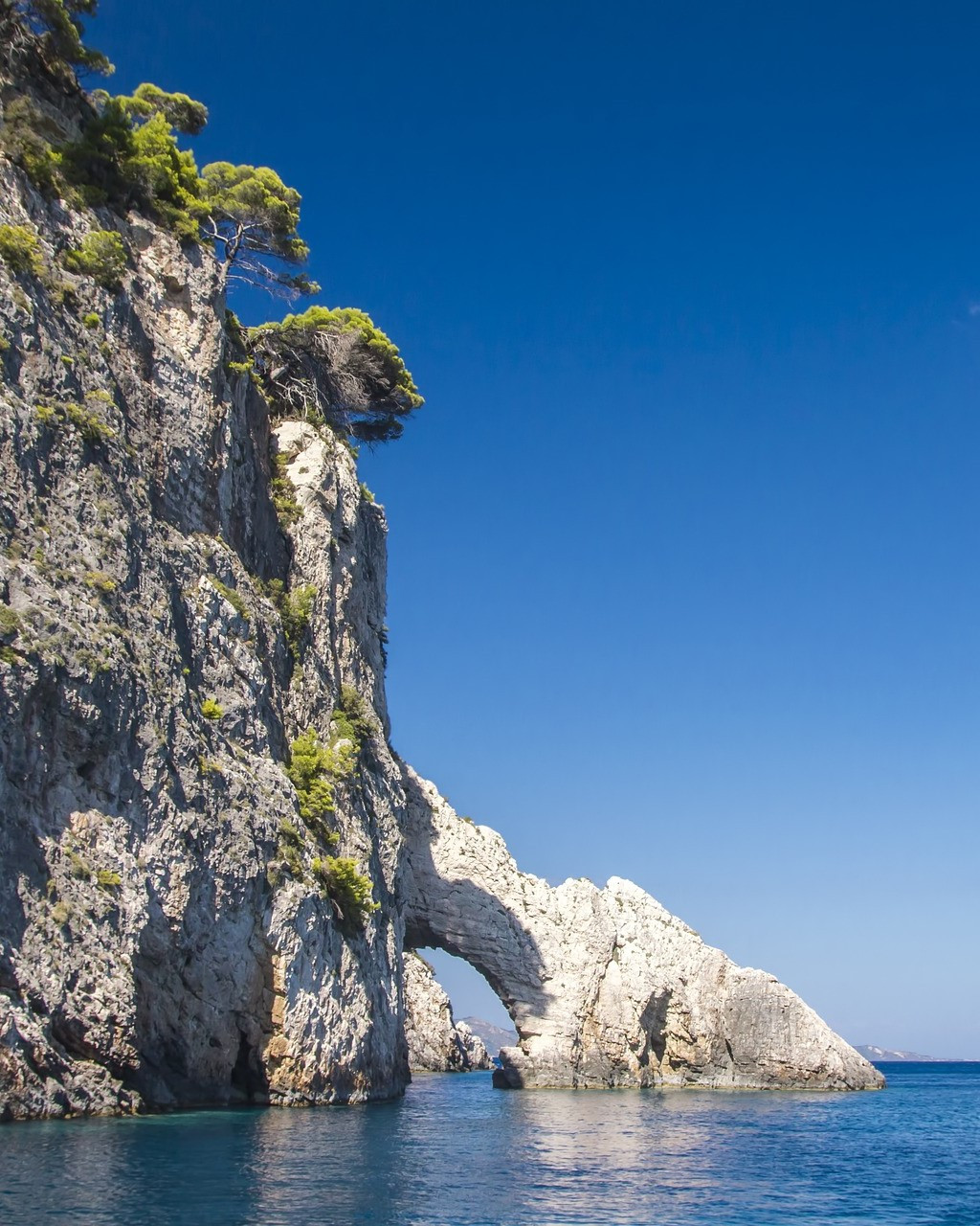Acantilado sobre el mar con un túnel de piedra