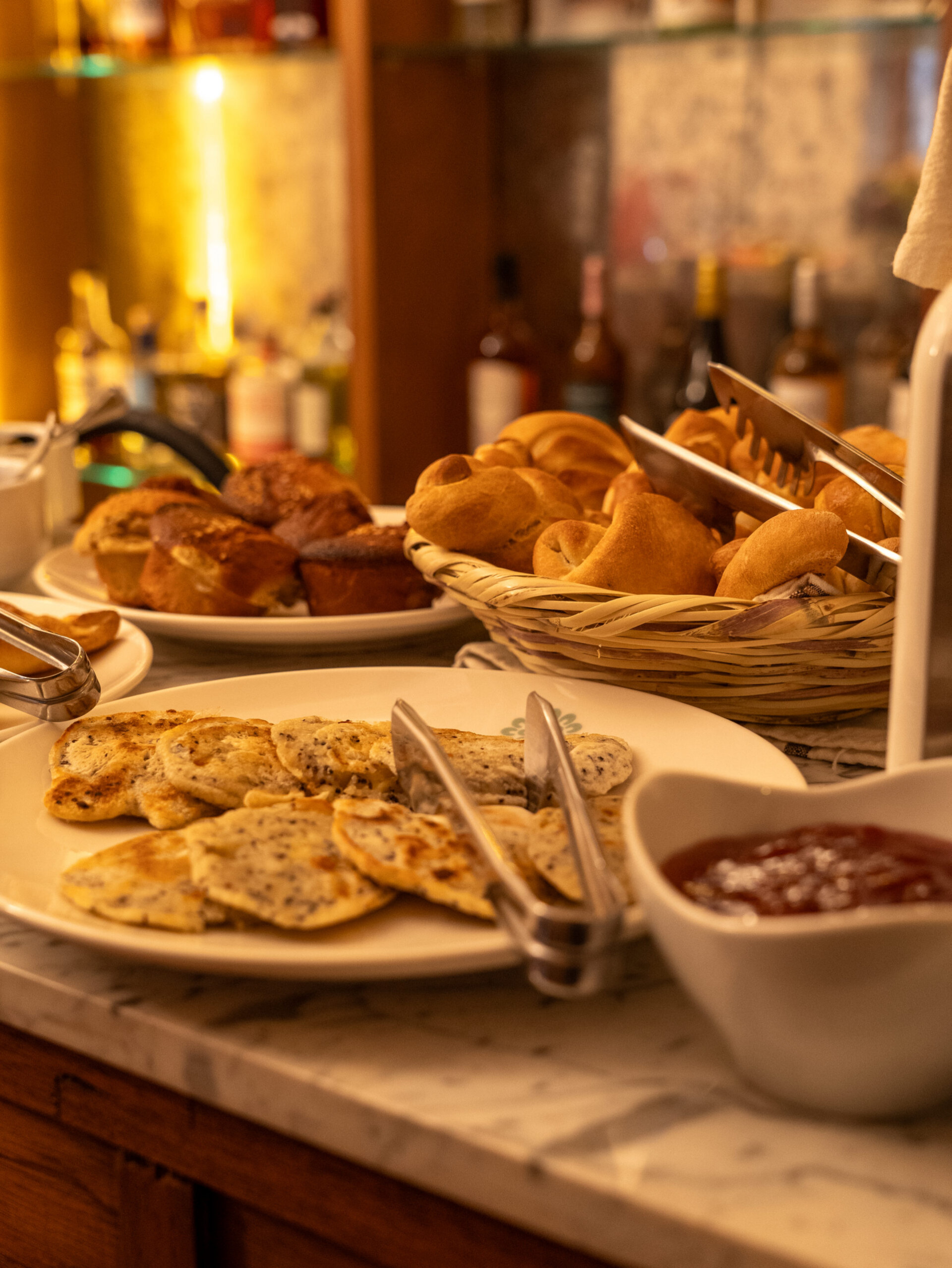 Buffet con distintos platos peruanos 