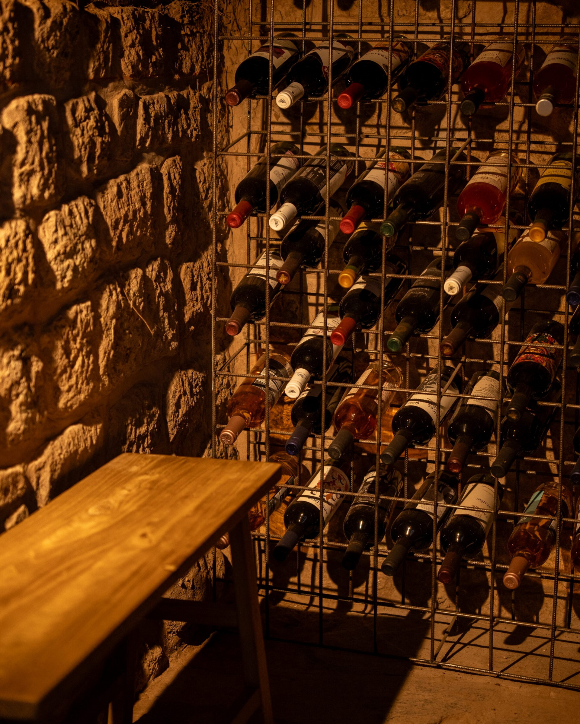Antigua bodega con vinos en el hotel boutique de Casa Clara