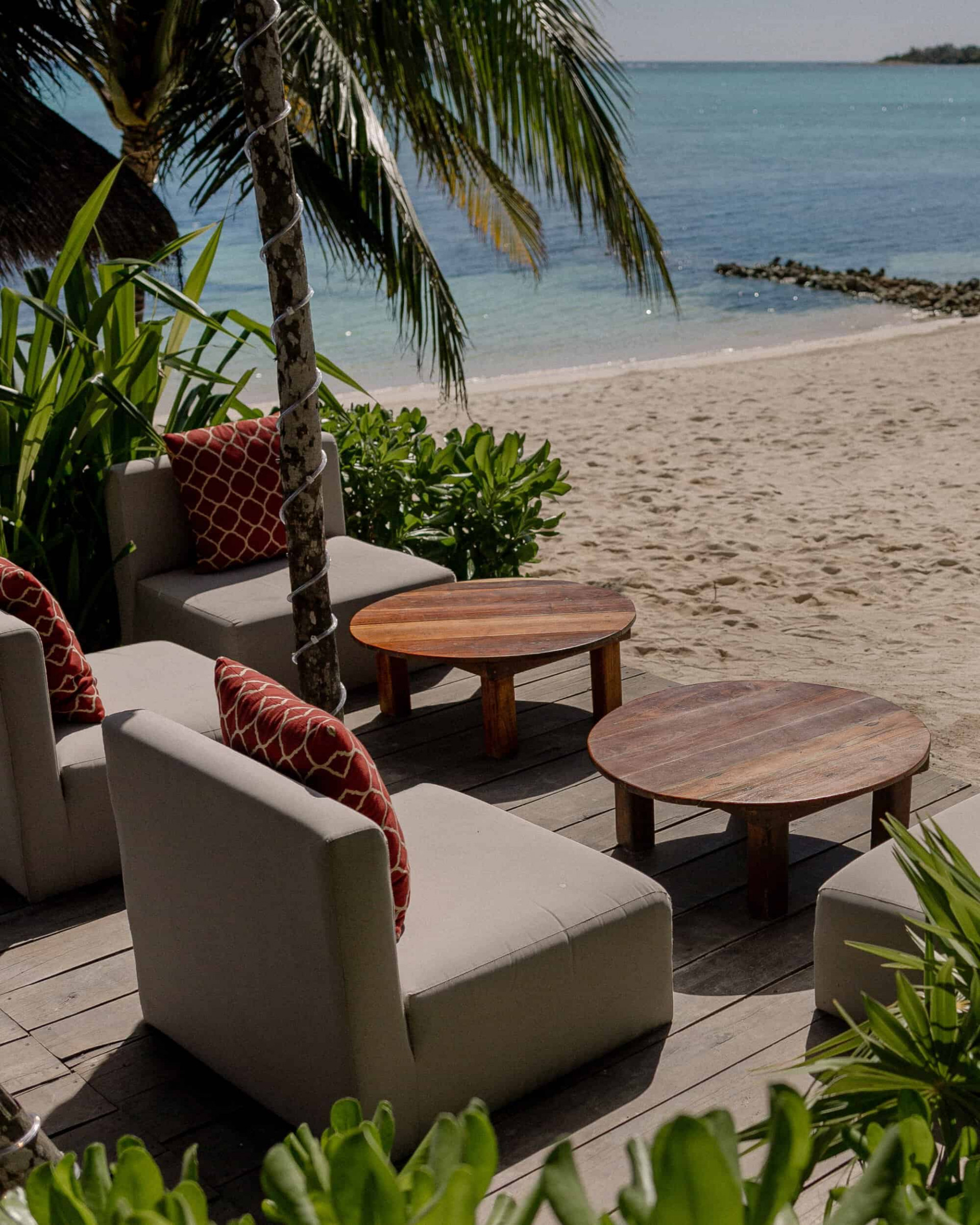 Sillas en la playa privada de Jashita Tulum frente a Solimán Bay