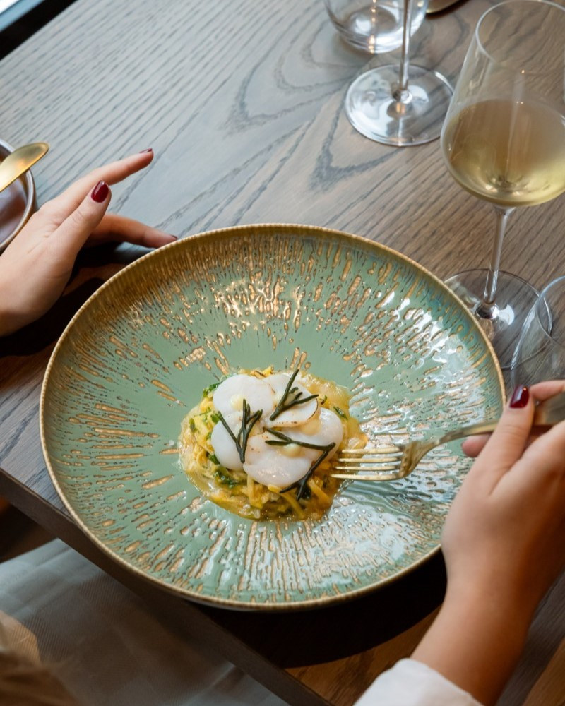 Plato gastronómico y elegante en el Restaurante Aurea en Art Legacy Hotel en Lisboa