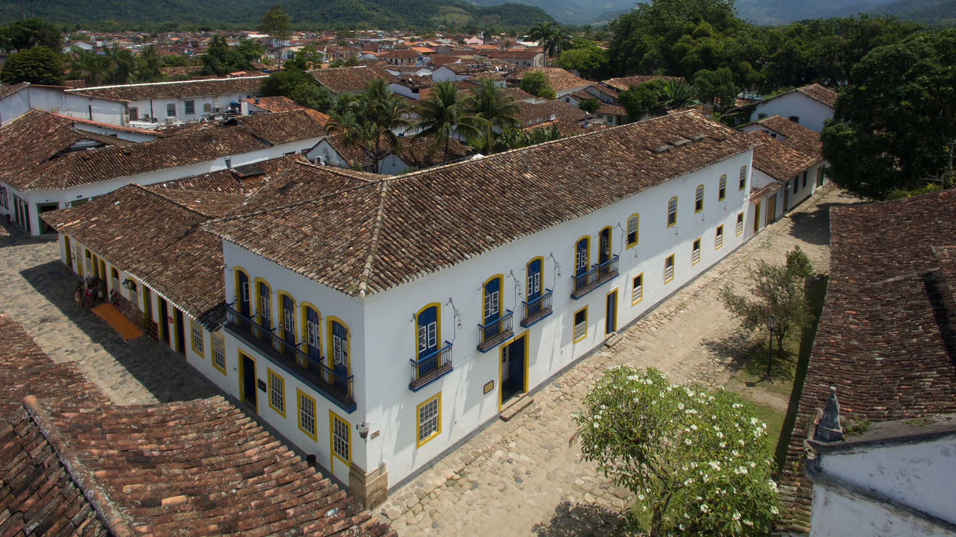 Sandi Hotel en el centro histórico de Paraty ocupando una casa colonia grande 