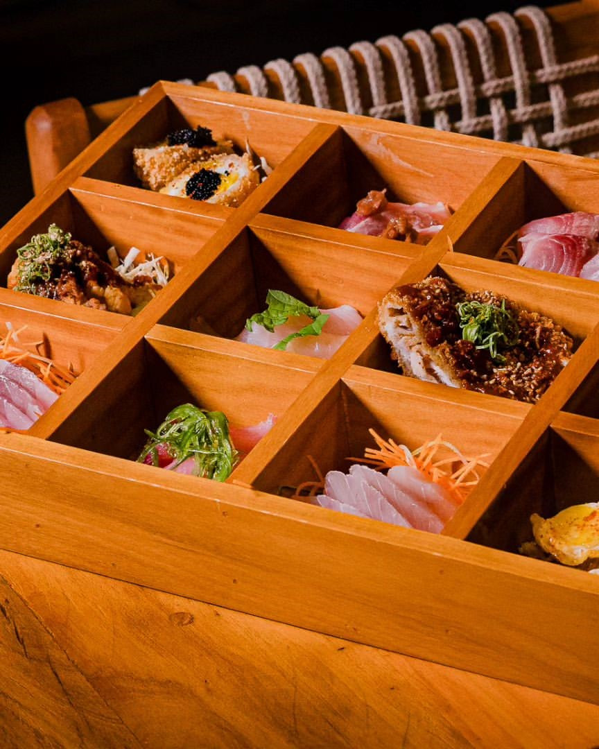Bandeja de sushi en el restaurante japonés en Paraty de Sandi Hotel