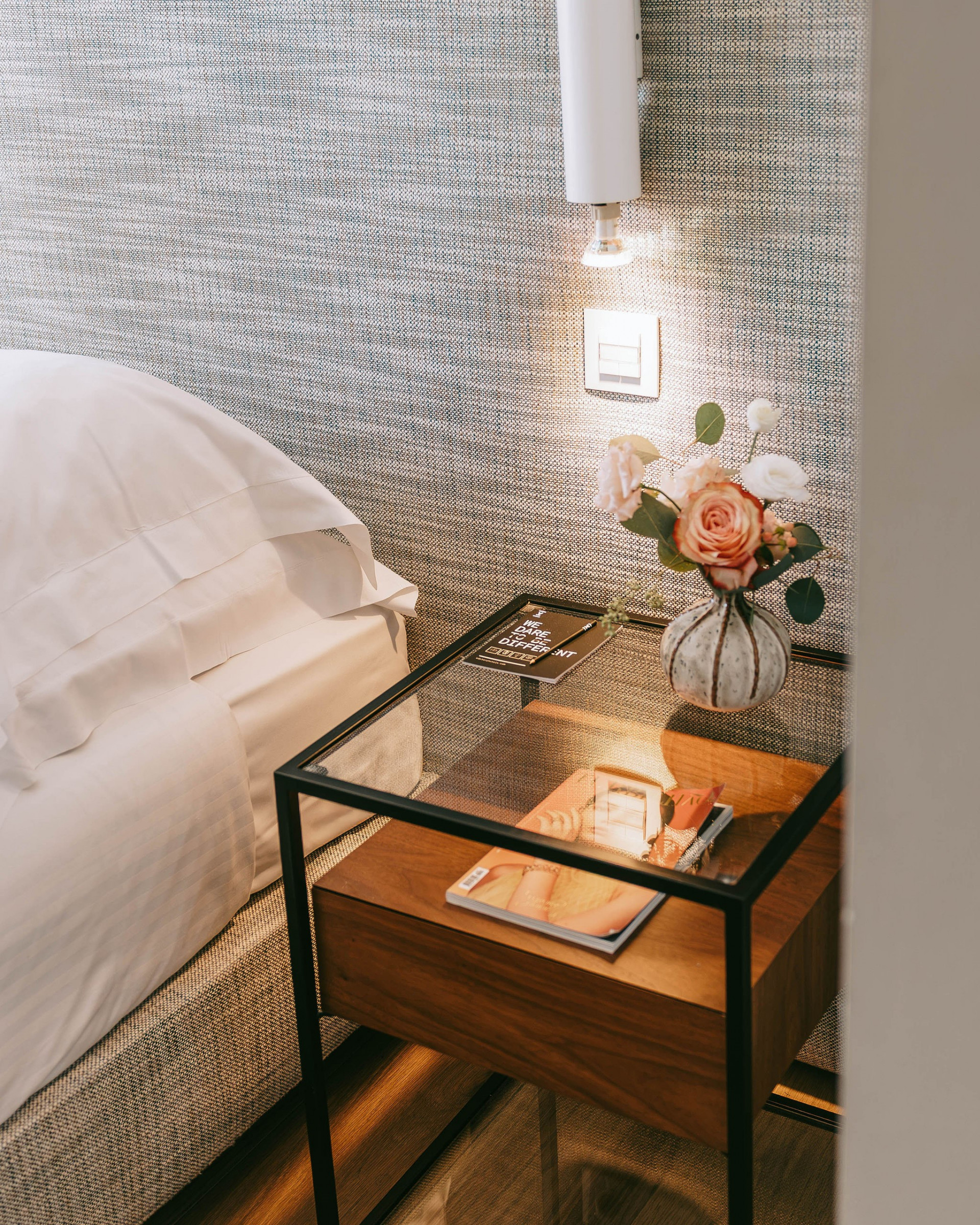 Habitación con mesita elegante 