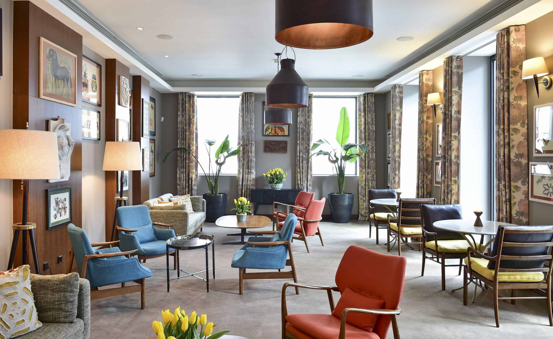 Lounge and reception area of The Editory Artist Baixa with colorful decor and art pieces. 
