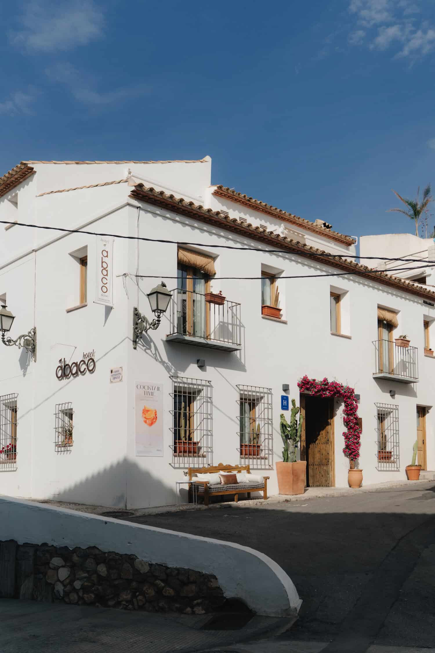 Fachada blanca del Hotel Ábaco en Altea, Costa Blanca.