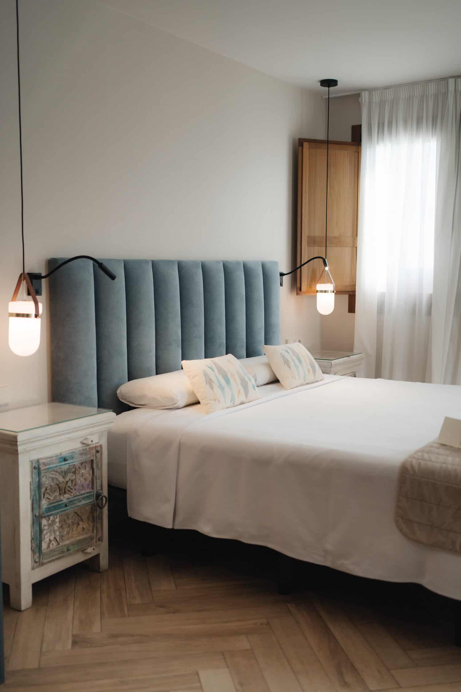 Habitación elegante en tonos mediterráneos en el hotel Ábaco Altea