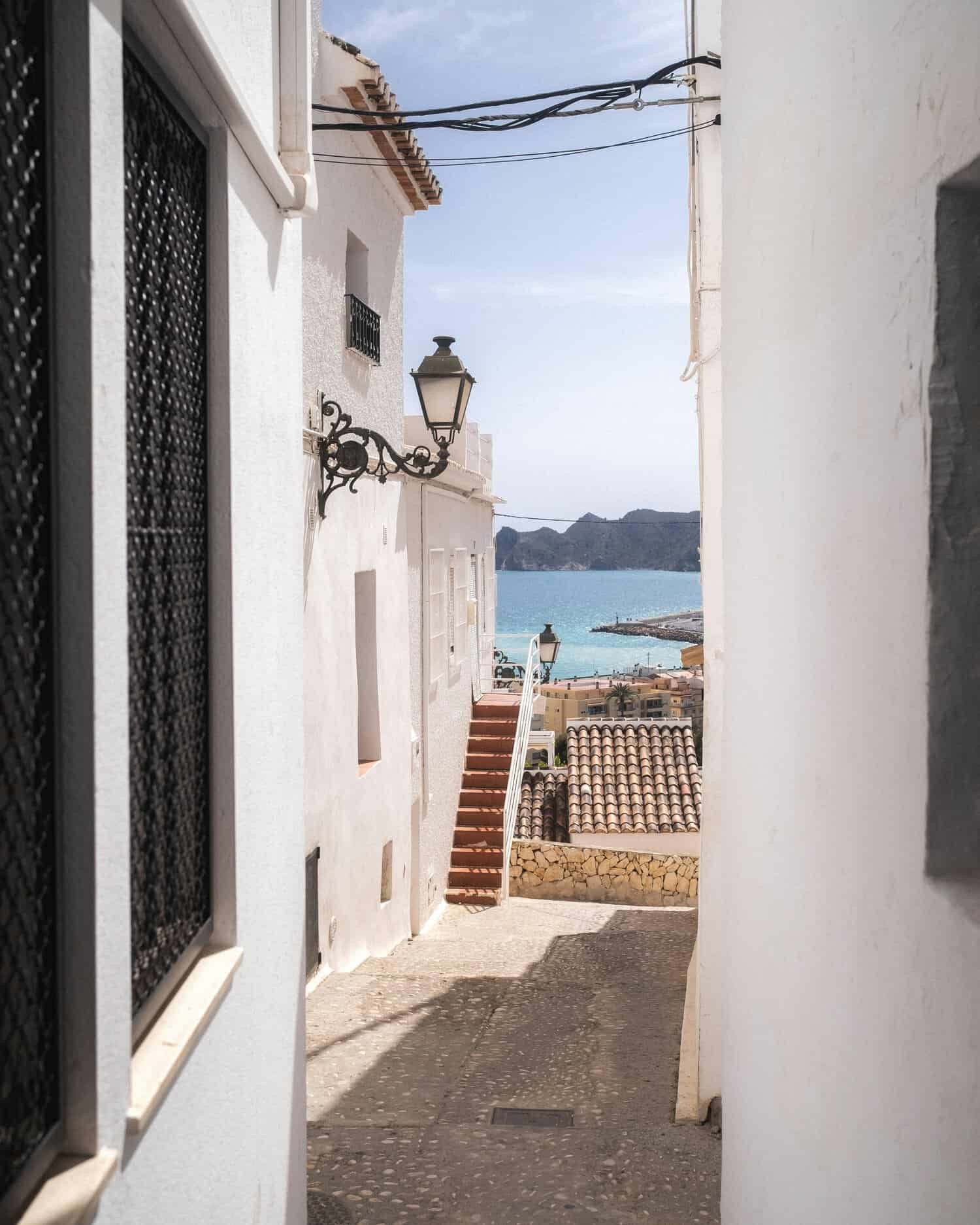 Pueblo blanco con vistas al agua en Altea. 