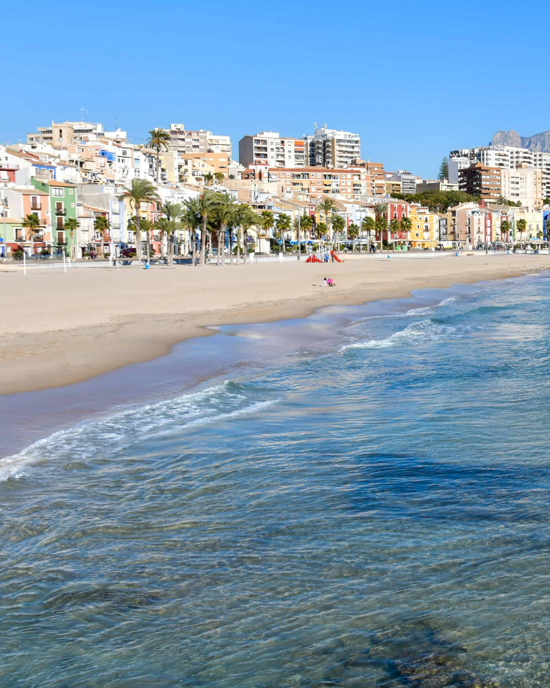 La playa de Villajoyosa con las casas de colores de fondo. 