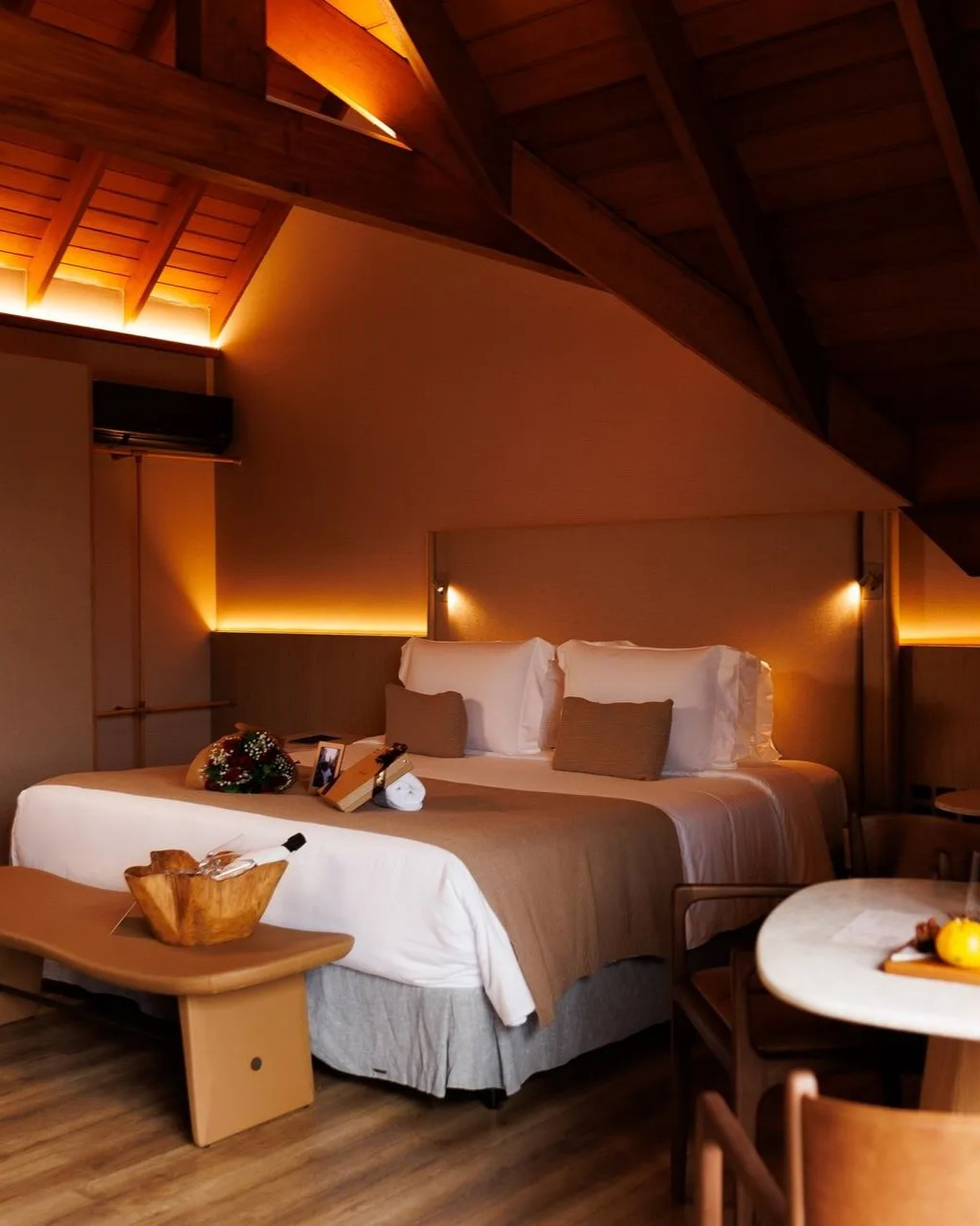 Habitación suite con tonos naranjas en Valle D'Incanto.