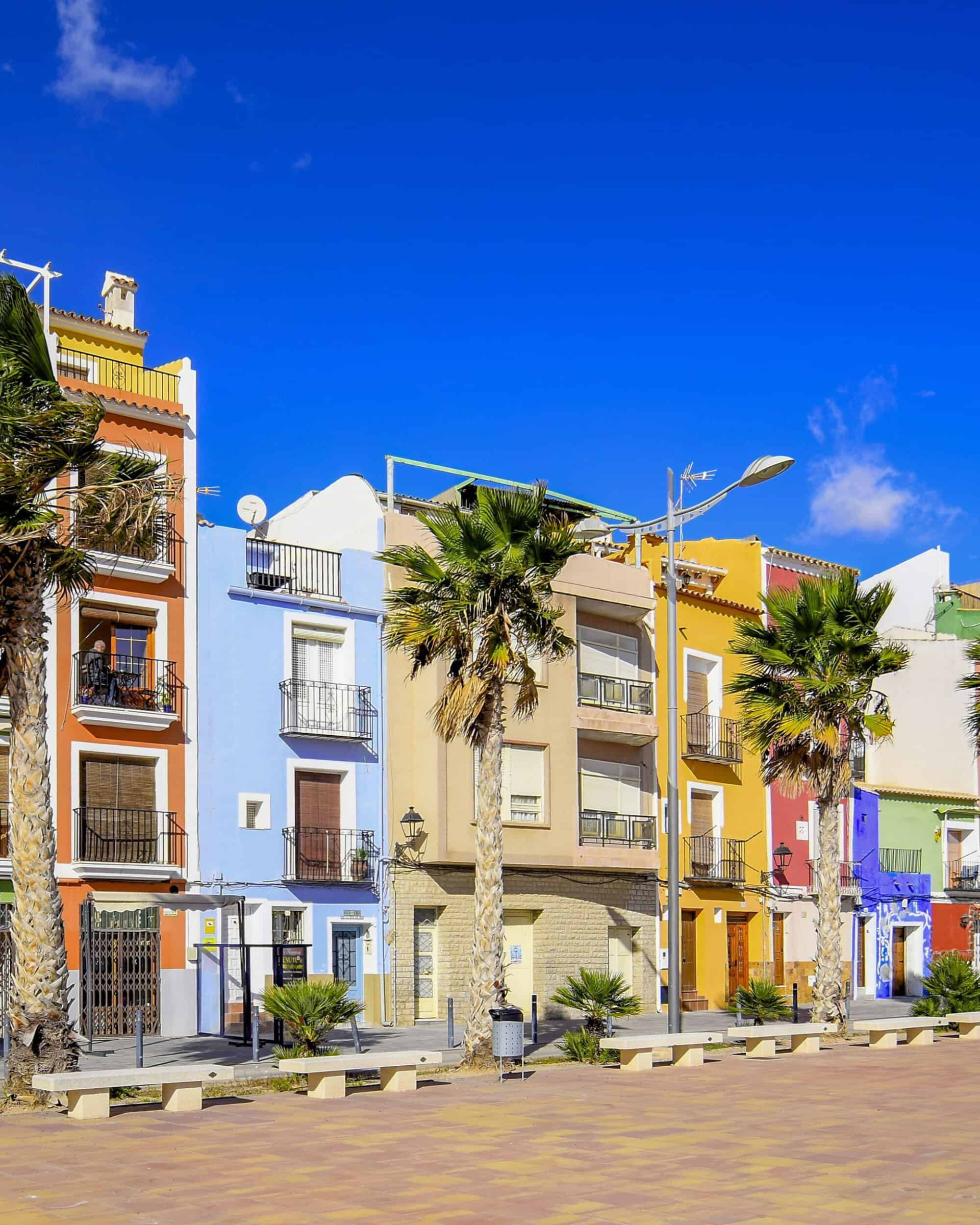 Casas de colores en el paseo marítimo de Villajoyosa. 